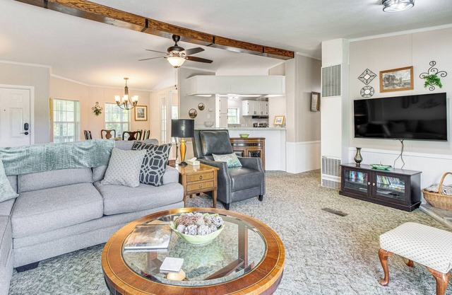 4 Mi to Norfork Lake: Country Stay w/Farm Views!