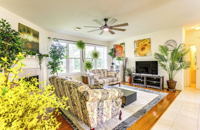 4 Mi to Old Town Spring: Family Retreat w/Yard!