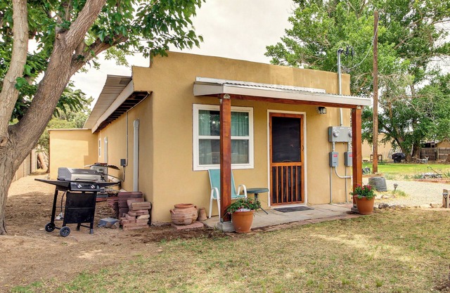 4 Mi to Rio Grande: Bosque Farms Home w/Patio!