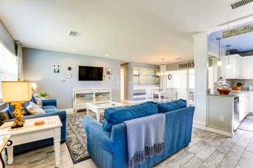 4 Mi to Venice Beach Home with Patio and Yard