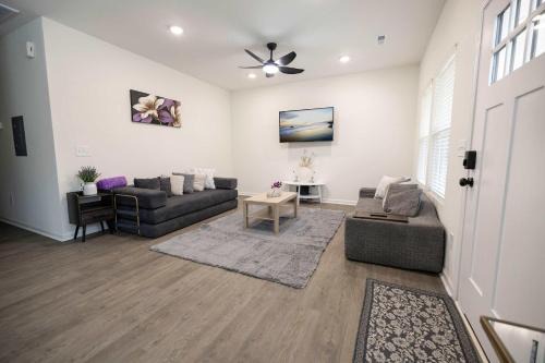 4 Min to Downtown - 10 Min to Elon - Washer and Dryer