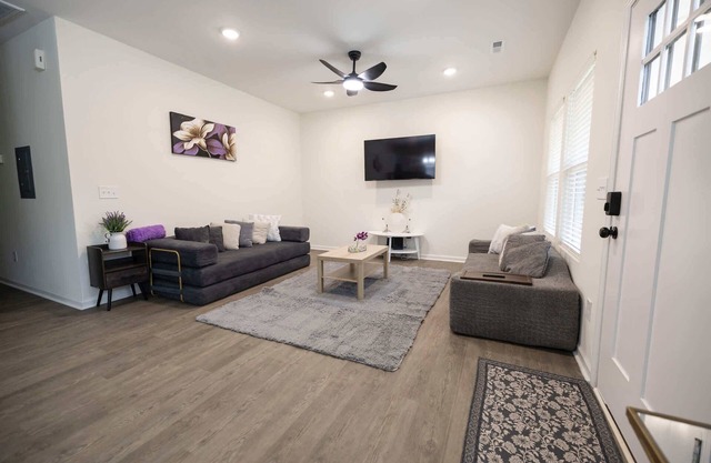 4 Min to Downtown - 10 Min to Elon - Washer and Dryer