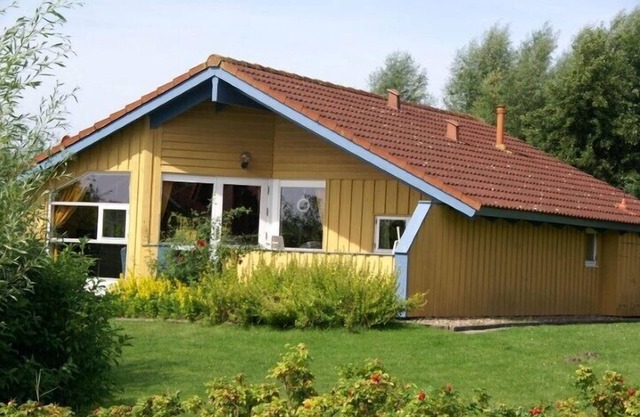 4-person ground-floor, barrier-free vacation home in the first row to the lake in Otterndorf