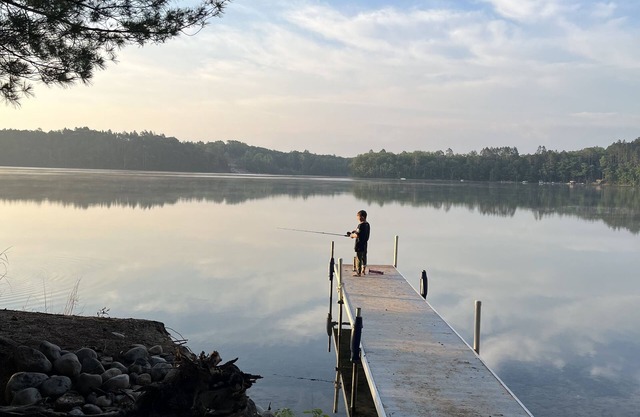 4 Seasons, Charming Lakefront Cottage on Ess Lake sleeps 10