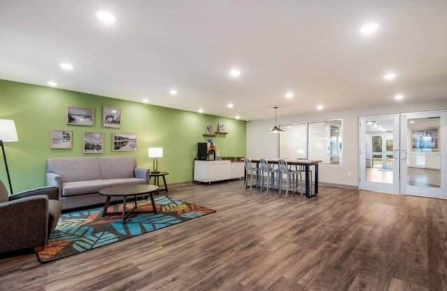 4 Self-Contained Units, Group-Friendly – Queen Bed in Each, Great Location