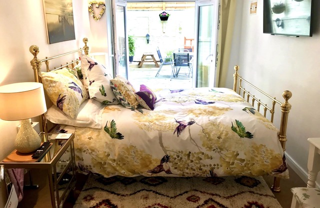 4 Star Gold, Beautiful 2 bedroomed Duplex, with decked courtyard