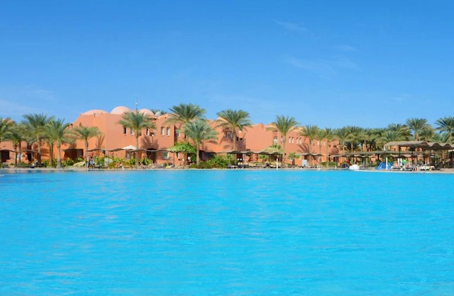 4 Tranquil Rooms with Balcony and Pool & Direct Access to Private Sandy Beach