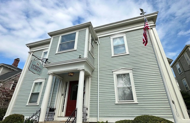 4 Unit Dog Friendly Home (Sleeps 18) on Historic Spring St.