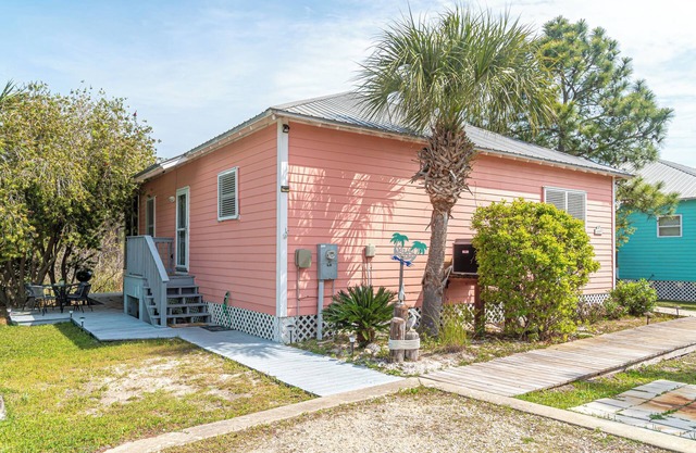 4009 Cottage with pool and beach access