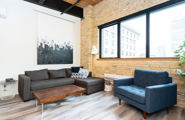(411)Converted Loft | Hi-End | 2 Bdr | Exchange District l Market Ave (139)