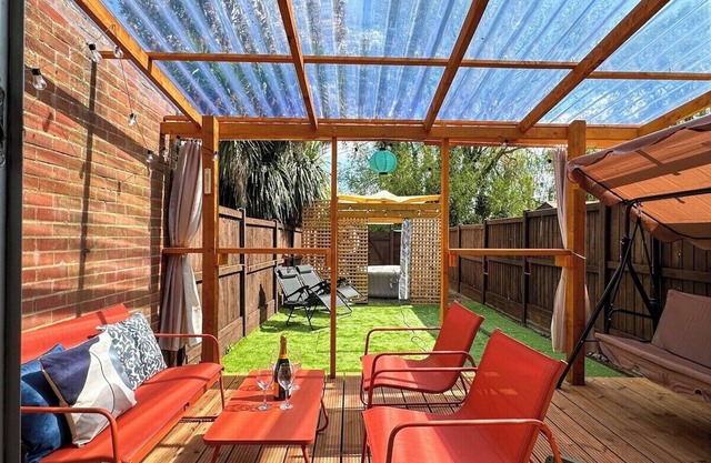 44 The Oasis - Central 2-bedroom Townhouse with Hot Tub and Private Parking!