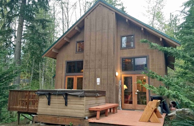 44MBR - Hot Tub- Pets Ok - WiFi - BBQ - Sleeps 6 by RedAwning