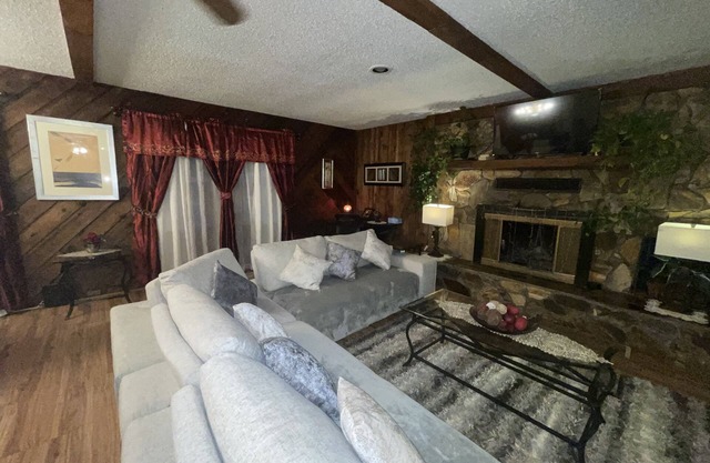 4652- Cheerful 3 Bedroom luxury home the caverns state Park