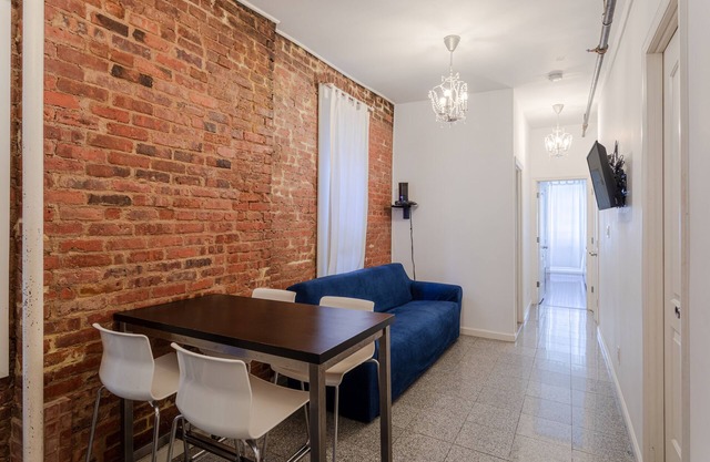 (4A) Two Bedroom Apartment Just Off Park Ave.