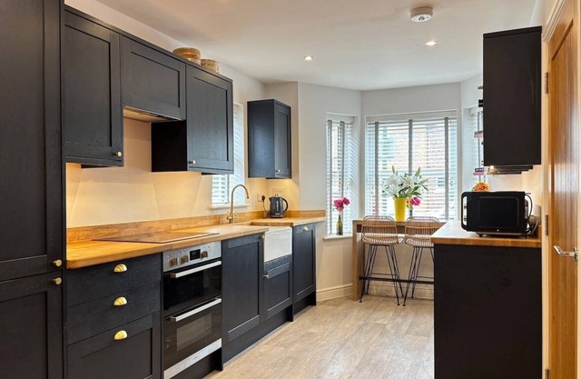 4BR 2.5BA Fast Wi-Fi Free Parking Garden