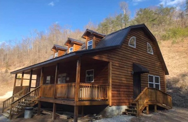 4BR 2 Bath w/hot tub and game room. Within 10 mins of Harlan & Cumberland.