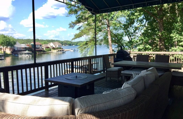 4BR/2BA And 2 Living Areas. Large Deck. Double Dock Sleeps 10