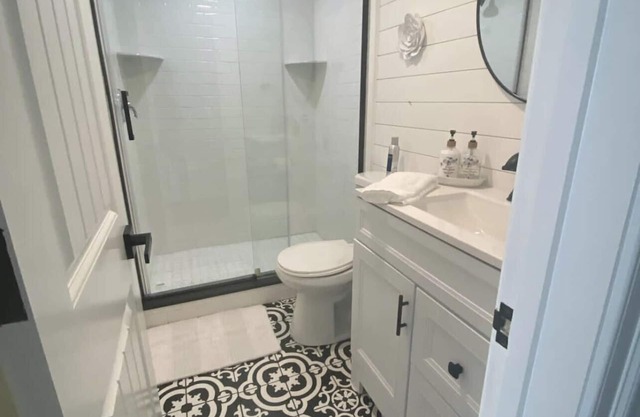 4br & 2ba Ranch style house w/huge backyard!
