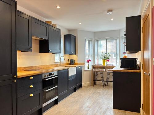 4BR - 3BA - Fast Wi-Fi - Free Parking - Garden - EV Point