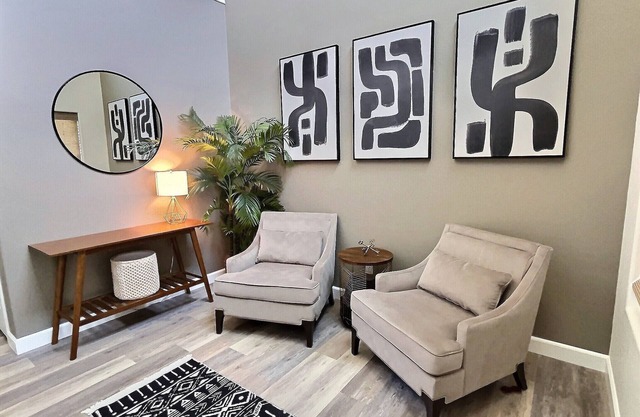 4BR,4 King Beds, 5 minute walk to Edgefield Mcmenamins, Pool Table, Full Kitchen