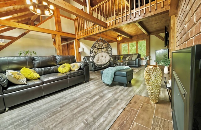 4BR Retreat w/Hot Tub, Fire Pit, Basketball Court, Hammock, Patio, Near lake