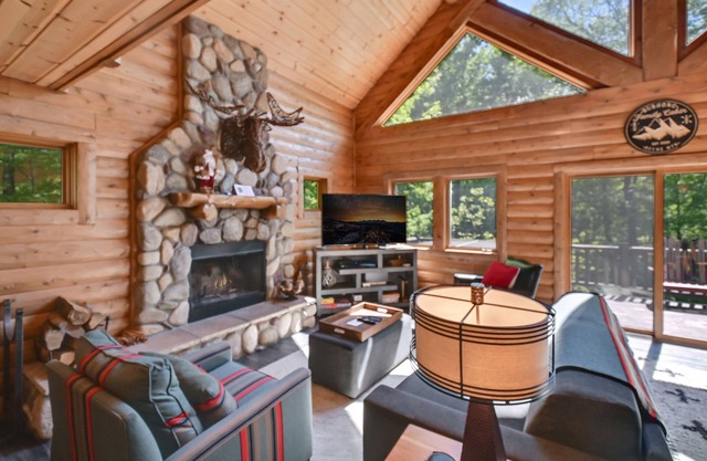 4BR | Ski-In/Ski-Out | Private Hot Tub | Sleeps 12 | updated Gas Fireplace
