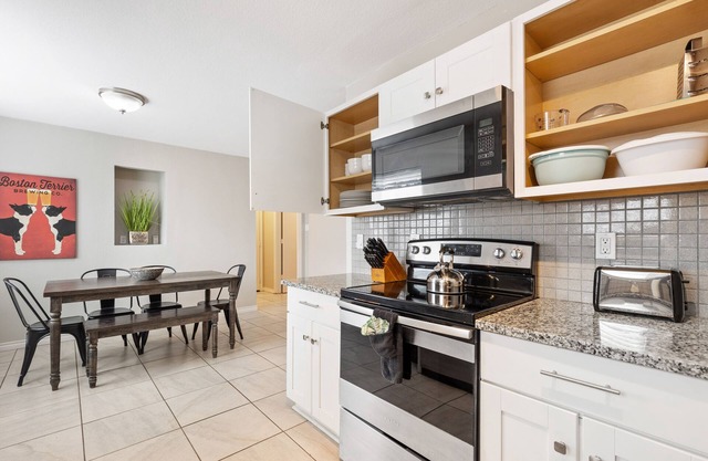 4BR Spacious Home w/King Bed, Pool & Shuffleboard