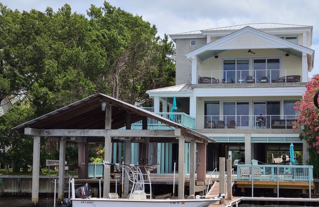 4level 6BR6B Riverfrnt hse,w/elevator,sleeps 25;boat dock, hot tub, golfCartLimo