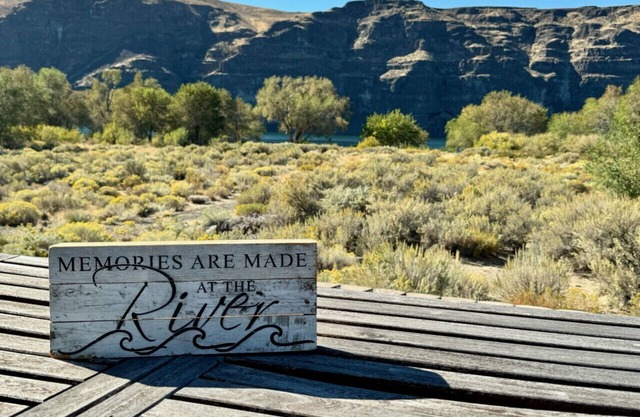 5.4 miles from The Gorge- Sunland home on the Columbia River, stunning views