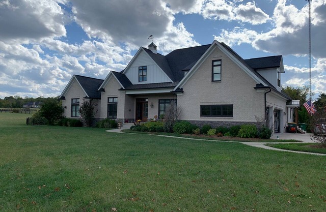 5-acre Estate Home w/Swimming Pool, 10 minutes to Valhalla!