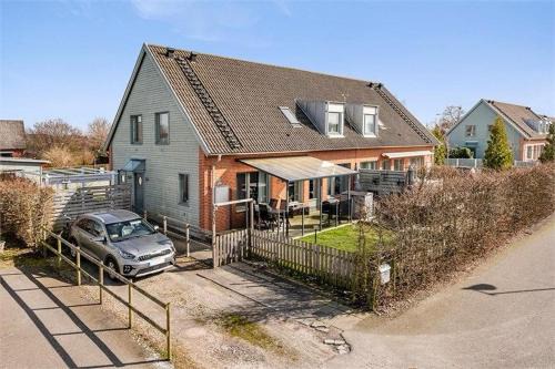 5-Bed-Rooms House with Jacuzzi, Free Parking, and 2 Toilets-Bath in Malmö