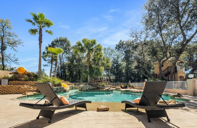 5 bedrm Paradise w/your own POOL + LAZY RIVER