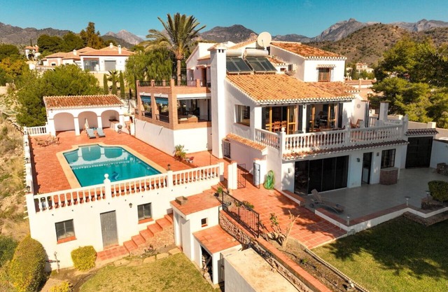 5 Bedroom 3 en-suite 17m pool & sea mountain views