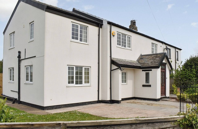 5 bedroom accommodation in Warton, near Lytham