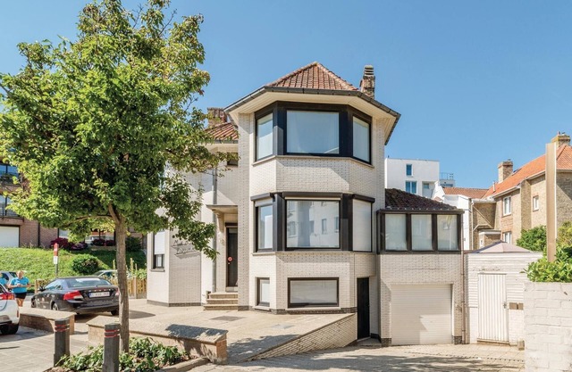 5 bedroom awesome home in De Panne