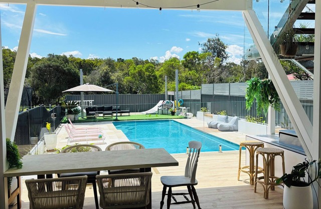 5 bedroom Beach house - 13m pool & Lake at back door - sleeps 13
