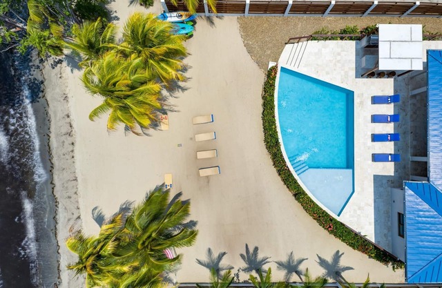 5 Bedroom Beachfront Villa w/Large Pool & Staff