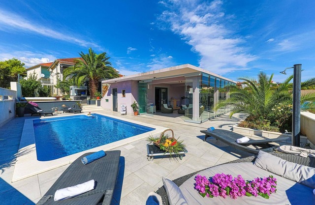 5 bedroom cozy home in Okrug Donji