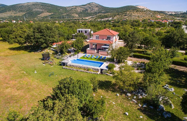 5 bedroom cozy home in Dugopolje