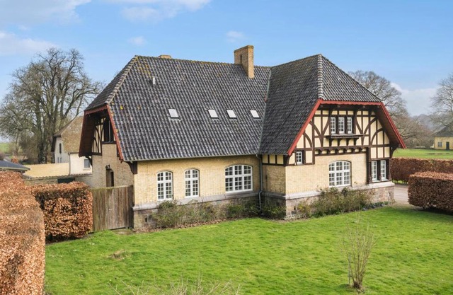 5 Bedroom Cozy Home In Næstved