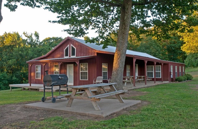 5-bedroom lodge near Ozark National Forest and Lake Fort Smith state park.