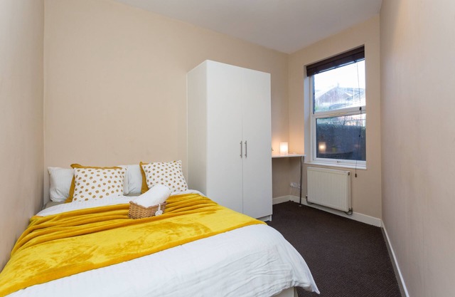 5 BEDROOM STOCKS ROAD SERVICED HOUSE