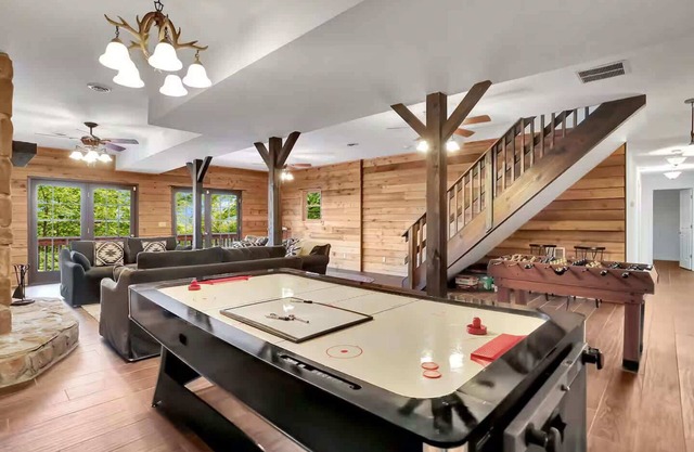 5 Bedroom Suites, Hot Tub, Jacuzzi Tub & Game Room