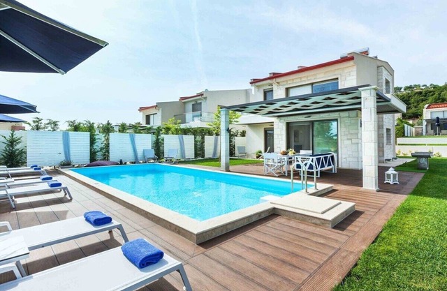5-Bedroom Villa w/Pool & Garden – Near Beach
