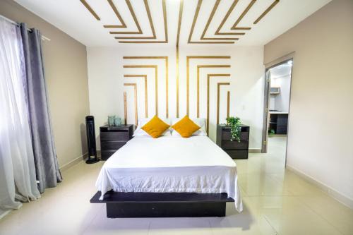 5 bedroom, with Arcade machine and foosball, 1 block from Lleras park P3