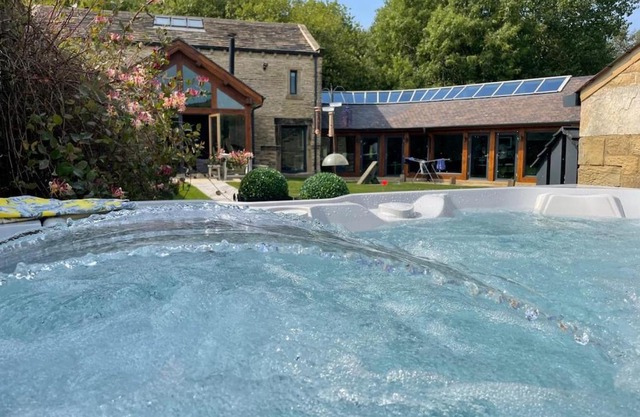 5 Bedrooms 5 En-suites HotTub Pool Table