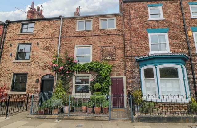 5 COLLEGE SQUARE, pet friendly in Stokesley