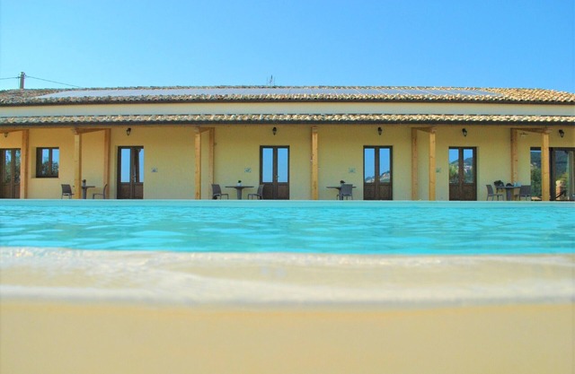 5 cottages overlooking the Sicilian countryside, suitable for families