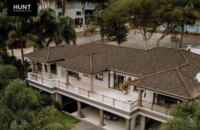 5 en-suite rooms, JoJo Tank Inverter, Fast free WiFi. Jacuzzi, Pool, Work Space.