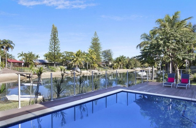 5⭐️ Family Luxury Waterfront home in Central Broadbeach